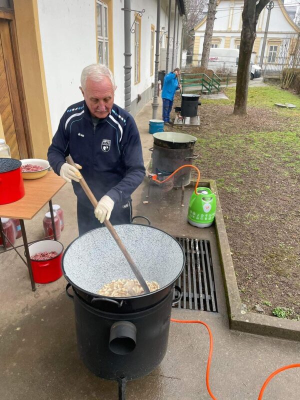 (LEZÁRULT!) Plusz 120 adag ételre gyűjtünk rászorulóknak a szendrői bográcsozáshoz - Image 2